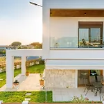 Coralé Seaside Villa *
